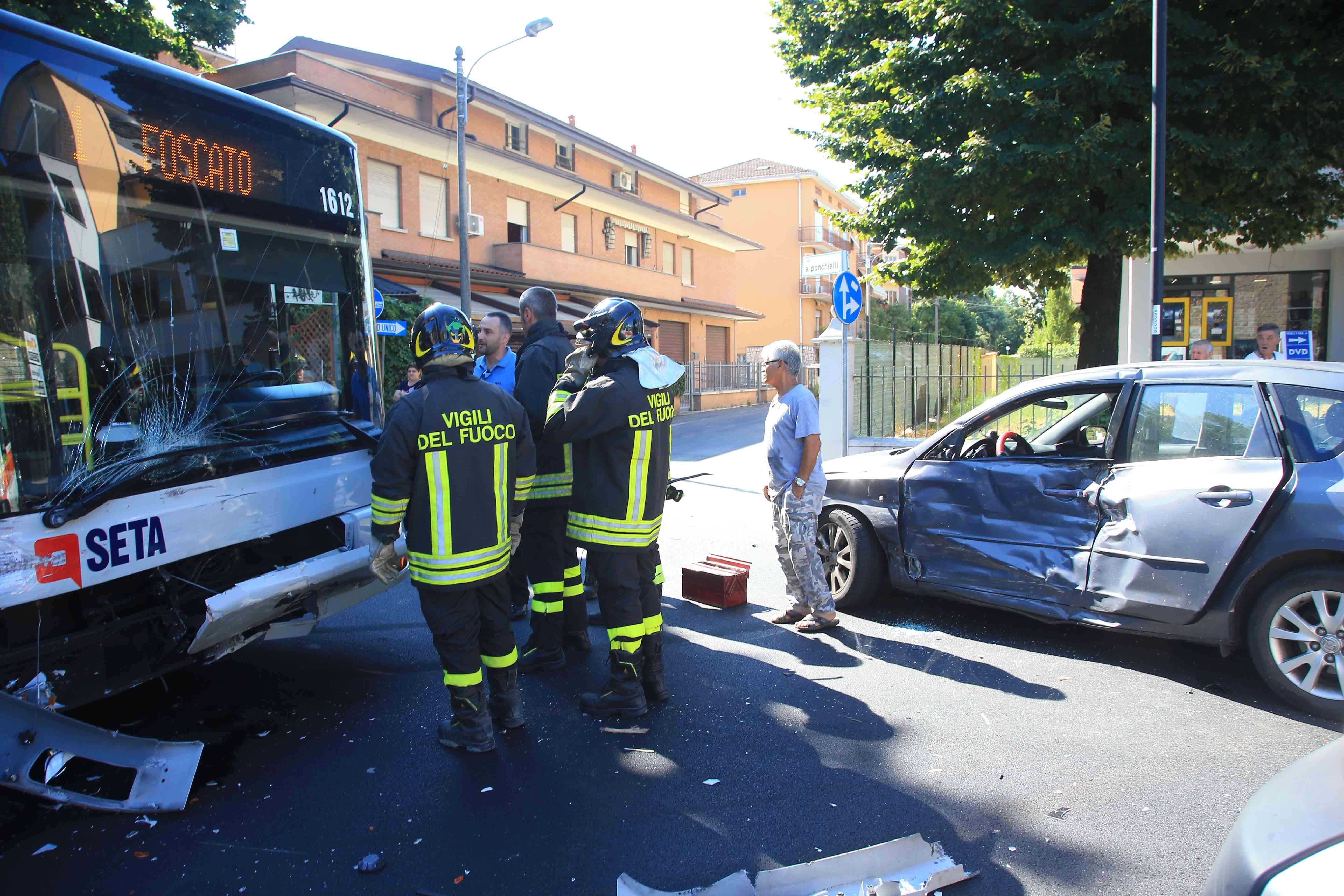 Reggio Emilia, un'auto si schianta contro un autobus: due feriti