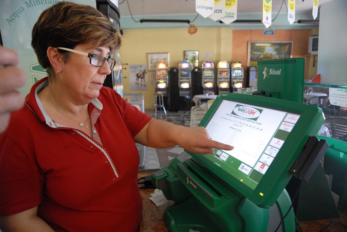 La titolare del bar, Ester Mura