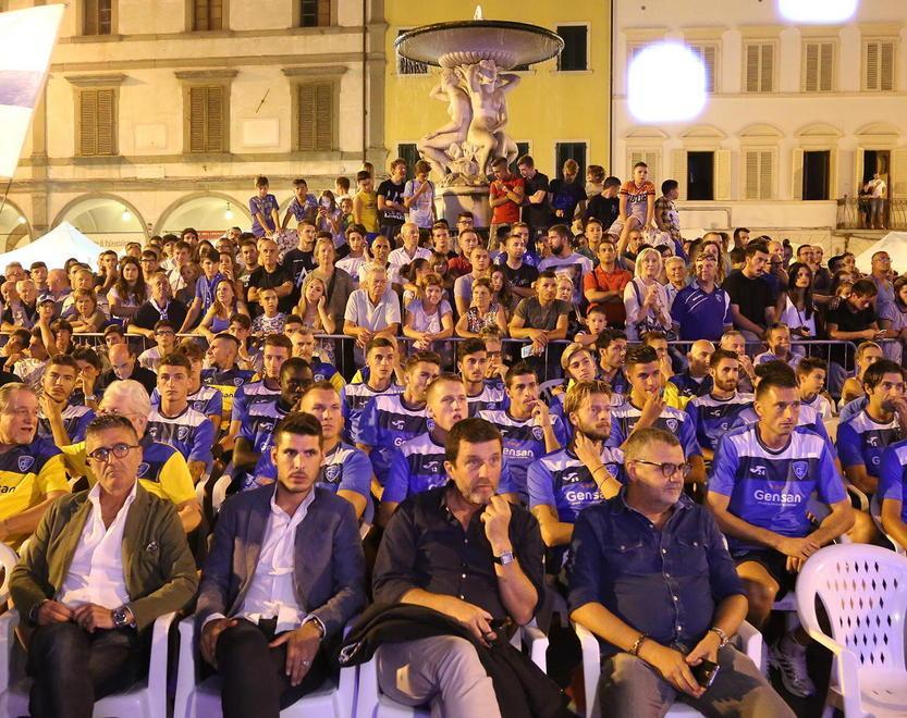 Squadra in piazza scatta la festa