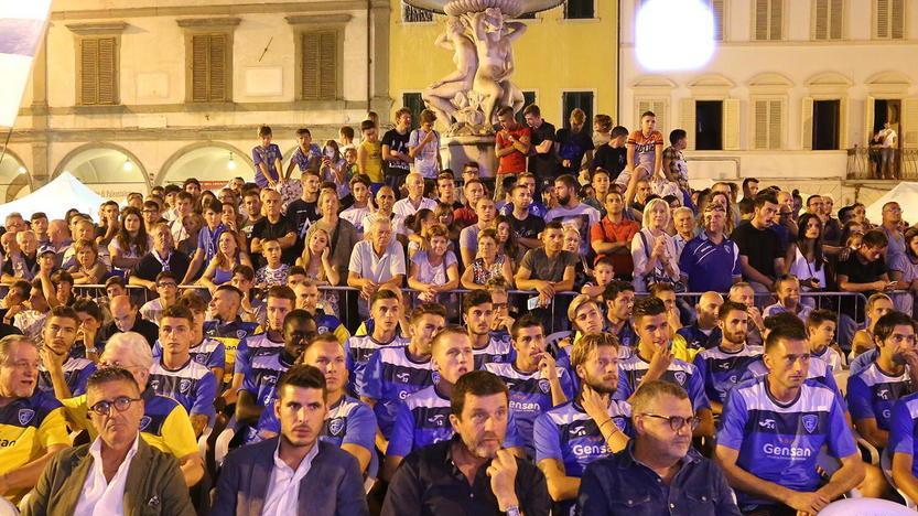 Squadra in piazza scatta la festa