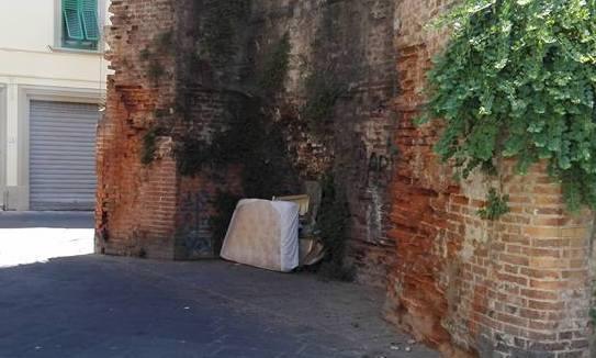 Porta Pisana diventa una discarica