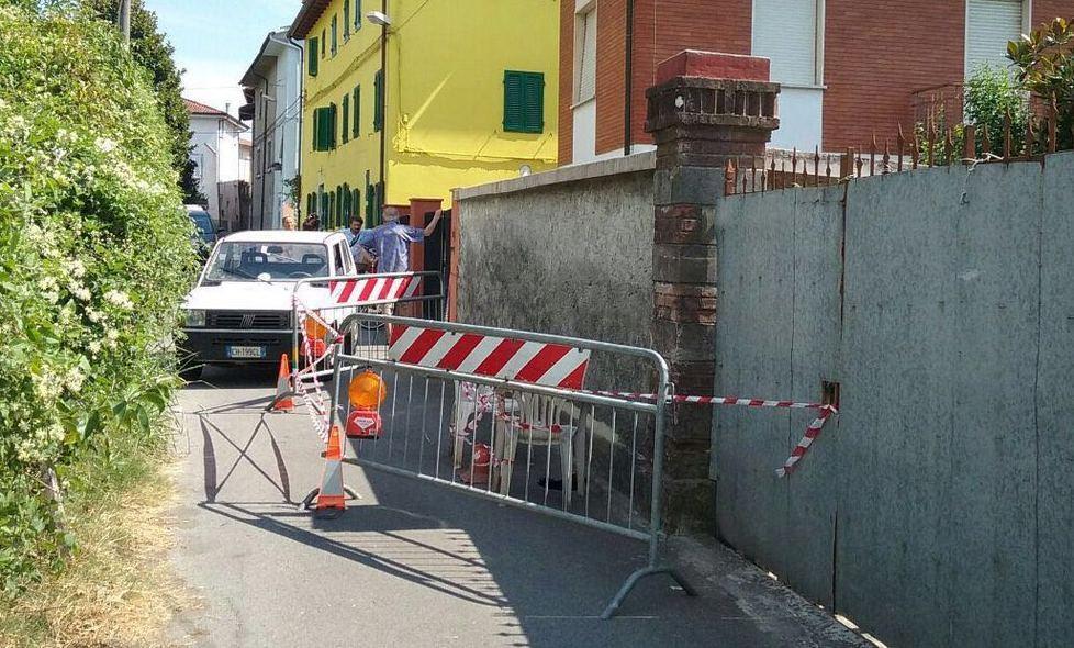 Si è aperta una buca in via Romboli