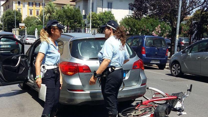 Travolta da un’auto in sella alla bici