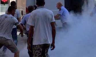 Sfrattato si dà fuoco in piazza 