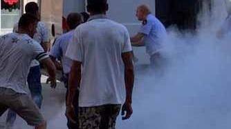 Sfrattato si dà fuoco in piazza