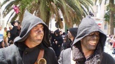 Rassegna folk tra musica e colori