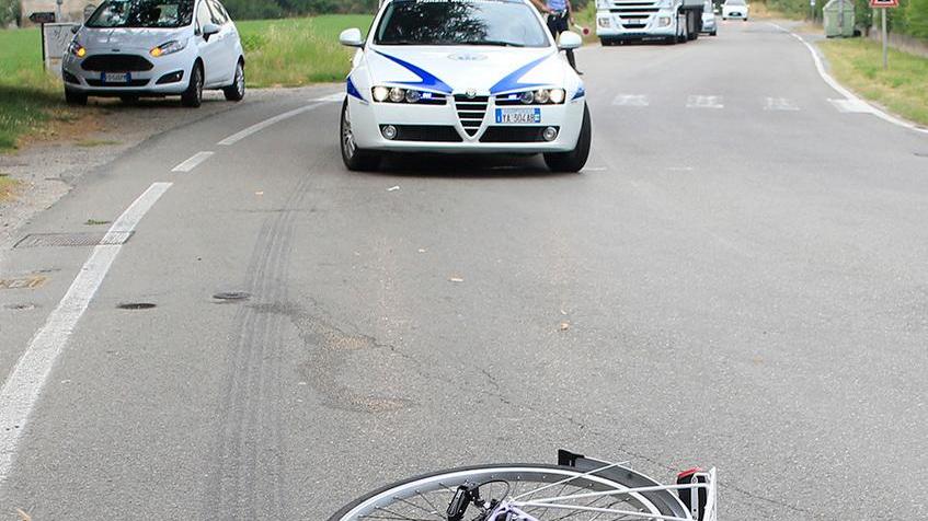 Bici contro camion: l’elicottero soccorre una donna 57enne