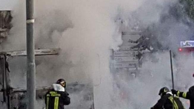 Distrutto dall’incendio il camion dei rifiuti