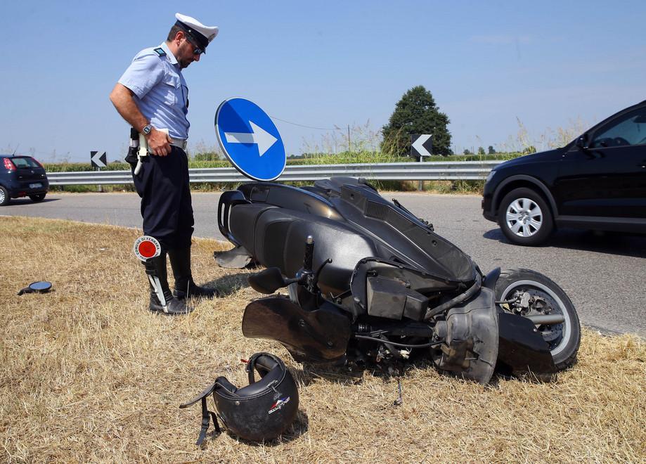 Cade in scooter, giovane all’ospedale