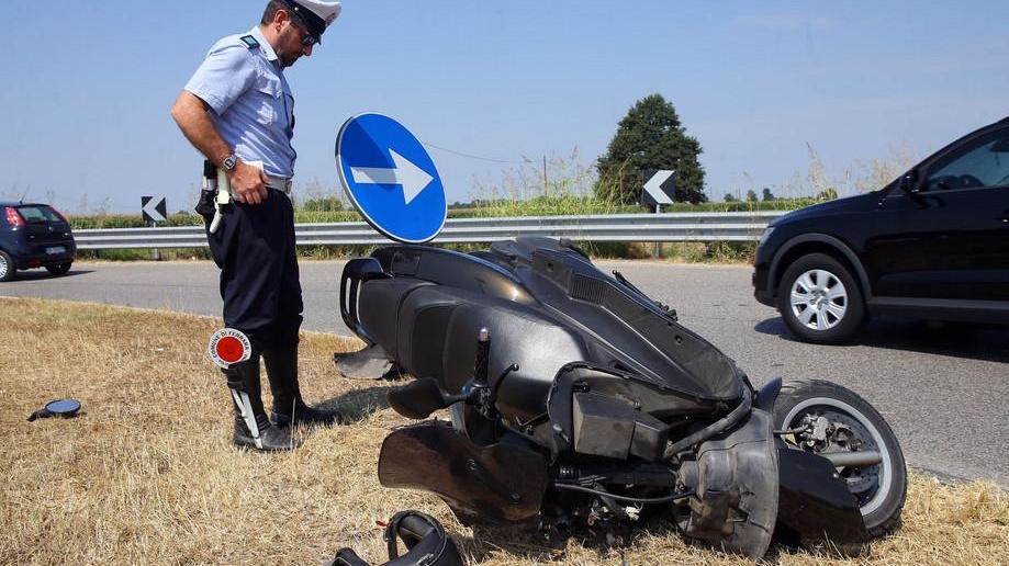 Cade in scooter, giovane all’ospedale