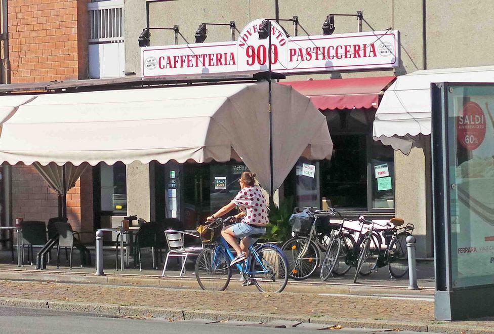 Blitz allo storico bar Novecento