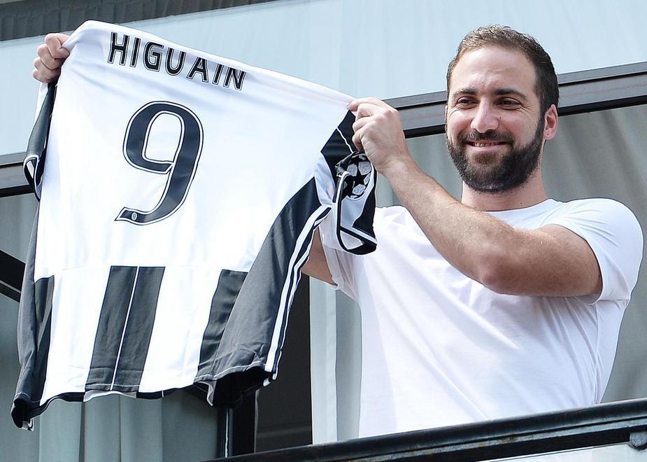 Juventus, bagno di folla per Higuain 