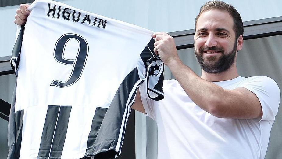 Juventus, bagno di folla per Higuain