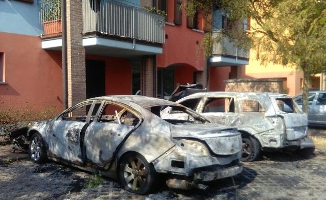 Auto bruciate nella notte, si teme il dolo 
