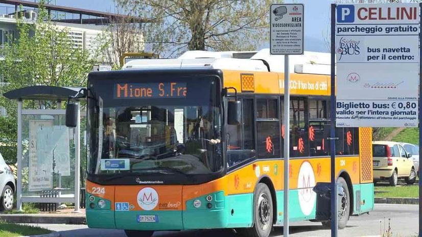 Navette e pulmini per uscire dalla zona rossa