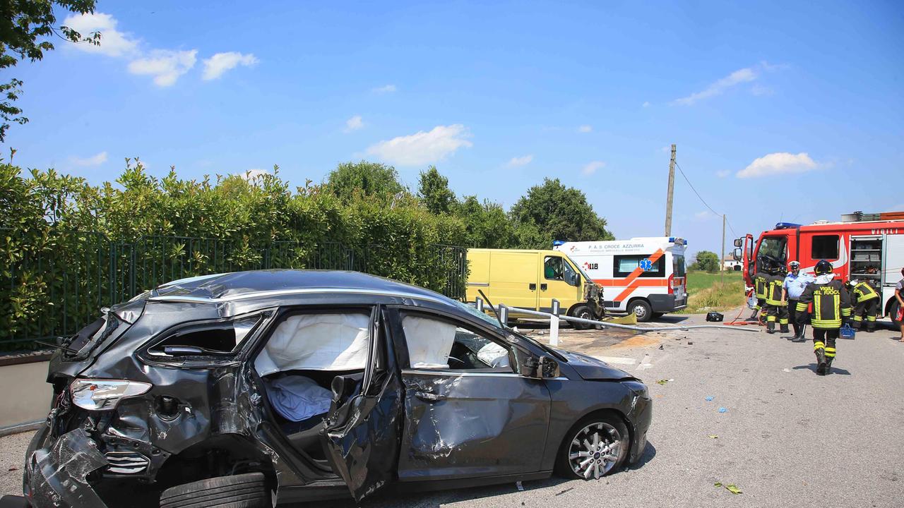 Poviglio, violento incidente all'incrocio: grave un 53enne
