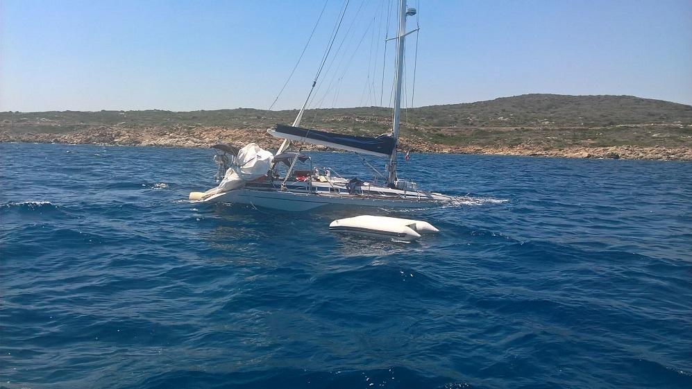 La barca a vela mentre affonda a Cala Spada
