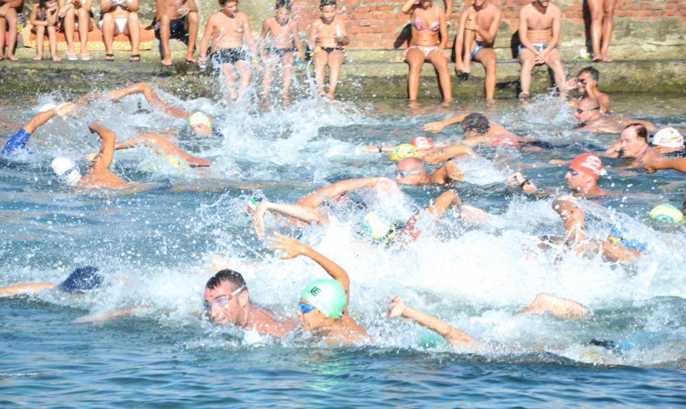 Torna la nuotata per Enrico Ganni ai bagni Lido