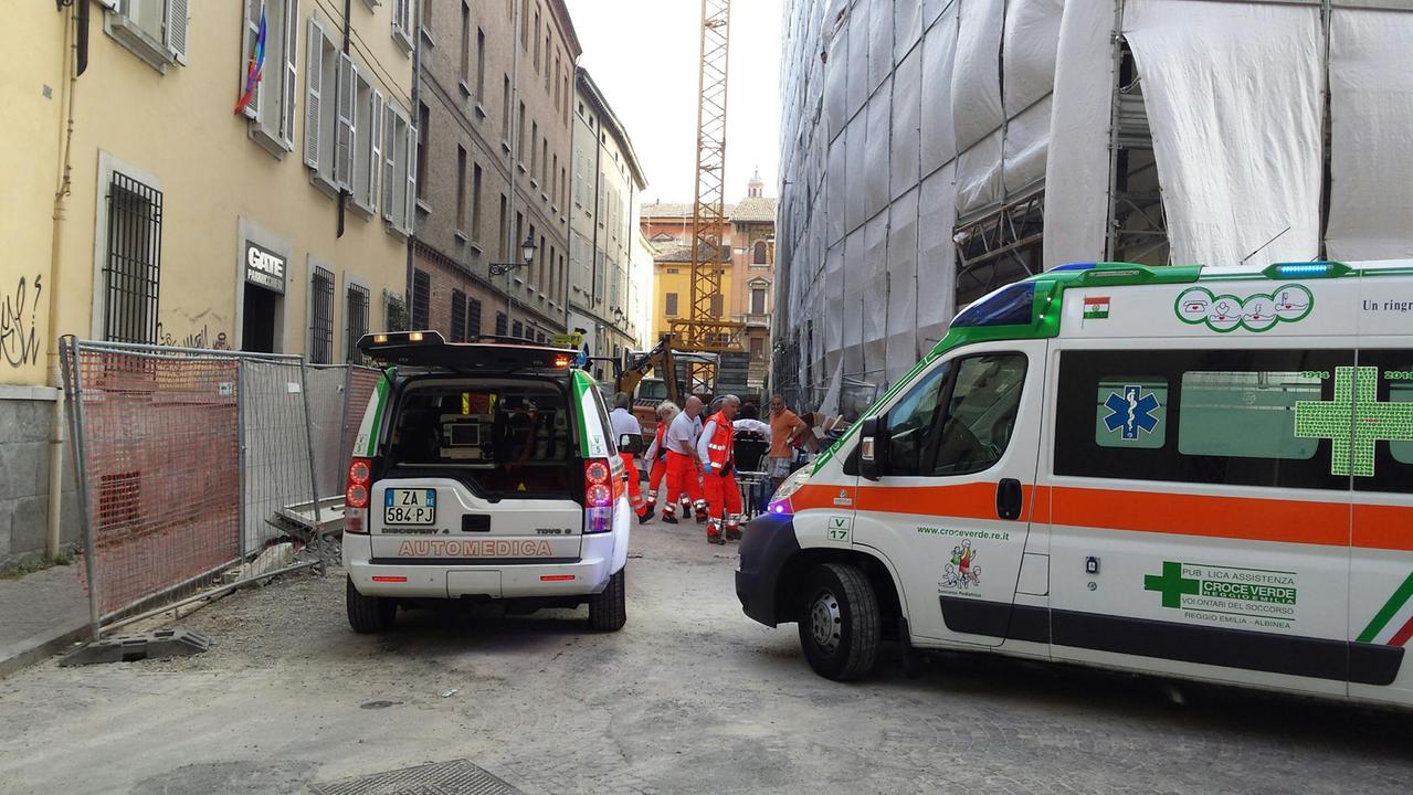 Reggio Emilia, escavatore si ribalta: ferito un operaio