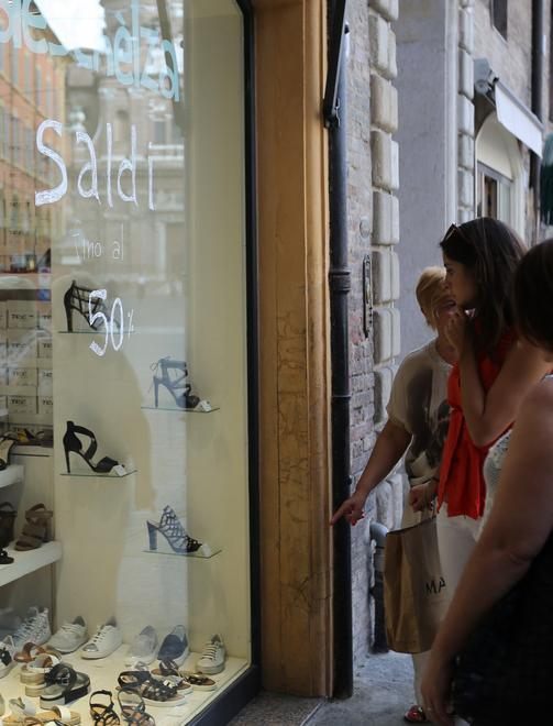 Modena, vendite in sordina e week end deserti per i saldi estivi 