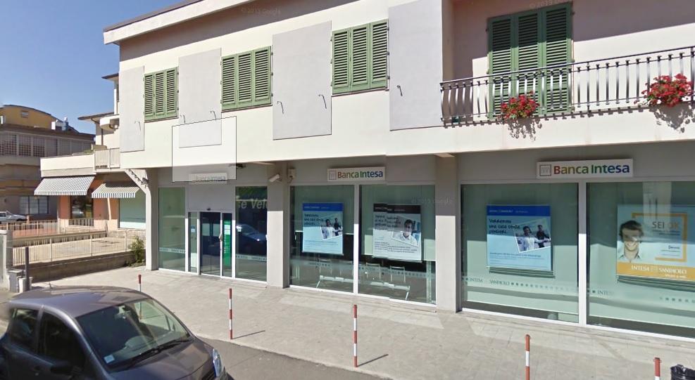 La filiale di Banca Intesa rapinata a Poggio a Caiano