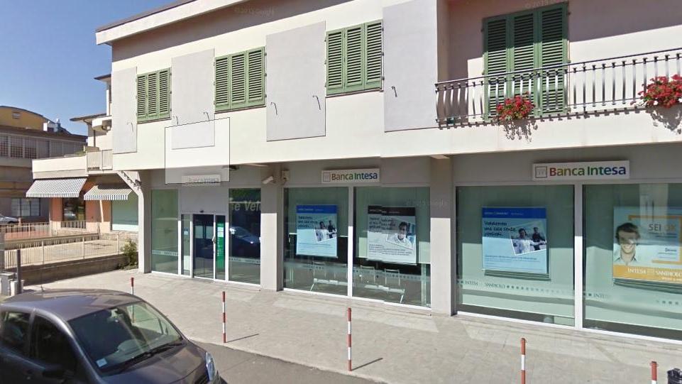 La filiale di Banca Intesa rapinata a Poggio a Caiano