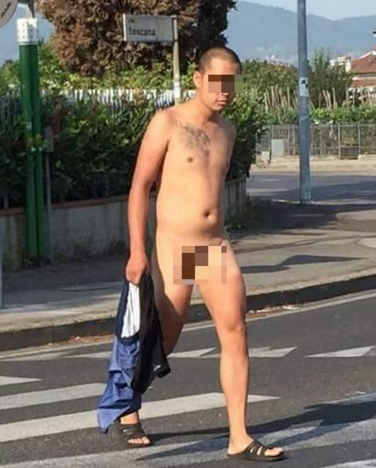 Passeggia nudo al Macrolotto 
