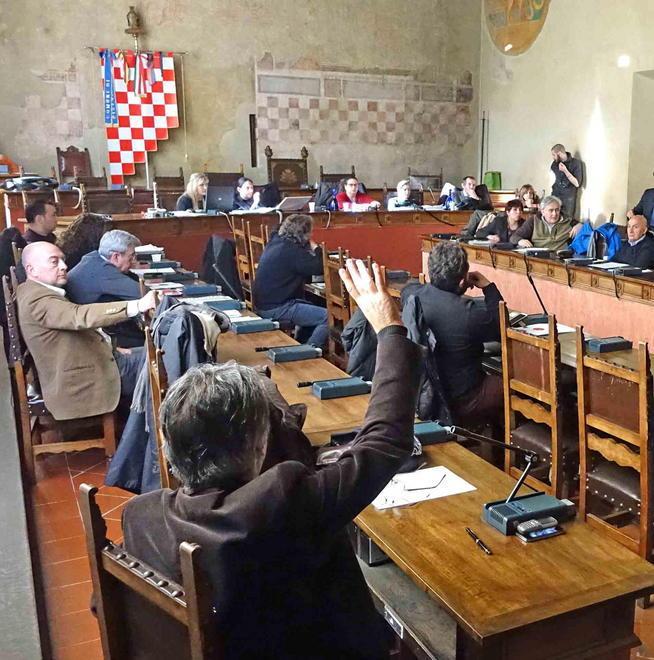 Niente numero legale e salta il dibattito sul referendum 
