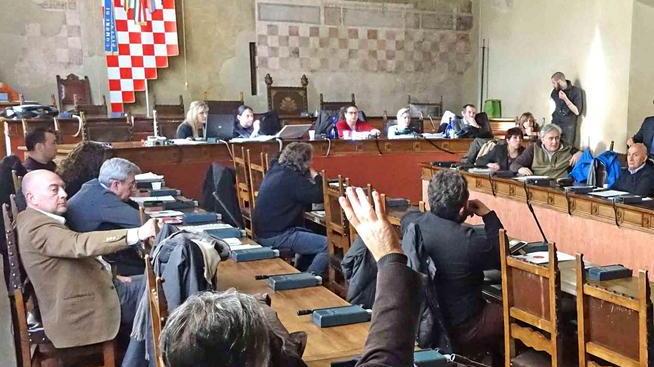 Niente numero legale e salta il dibattito sul referendum