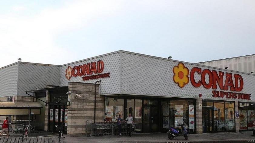 Cassa chiusa per i disabili protesta alla Conad