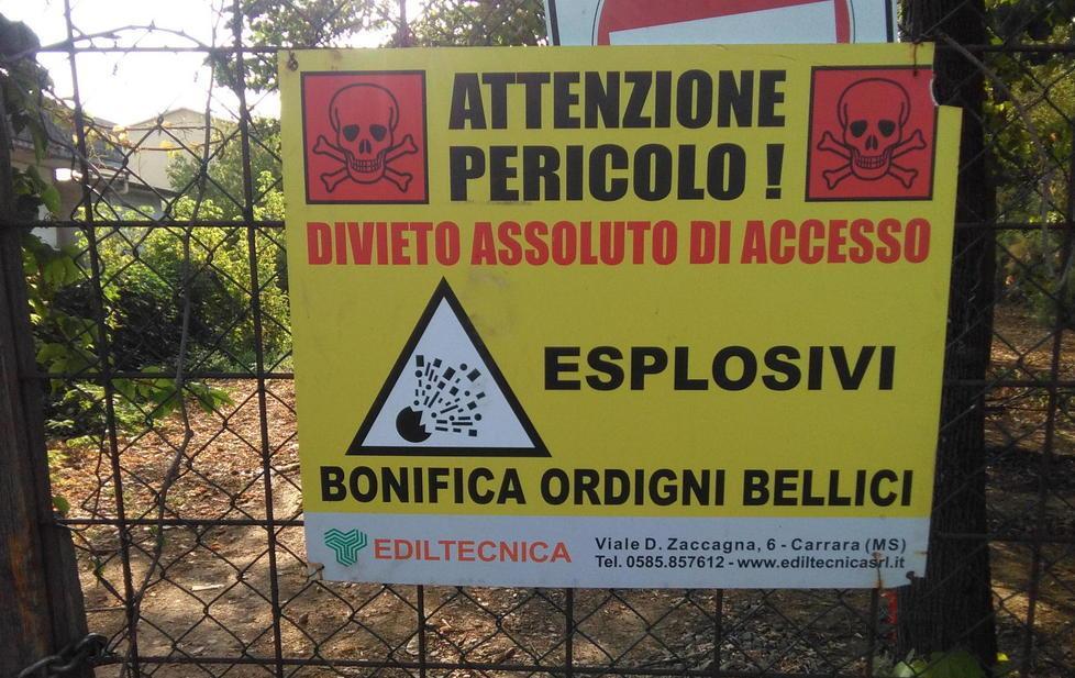Cartelli di pericolo ma niente allarme bomba 