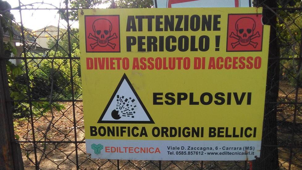 Cartelli di pericolo ma niente allarme bomba
