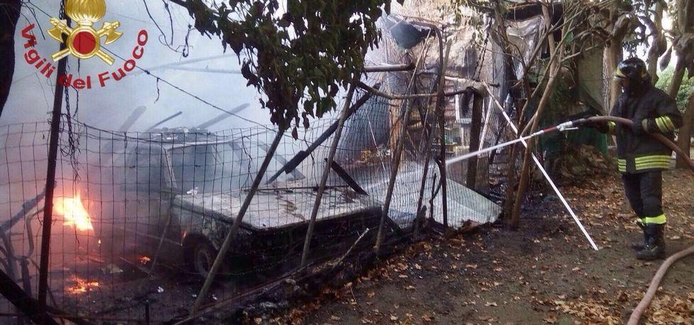 Baracca distrutta dalle fiamme nella zona di Porta a Mare