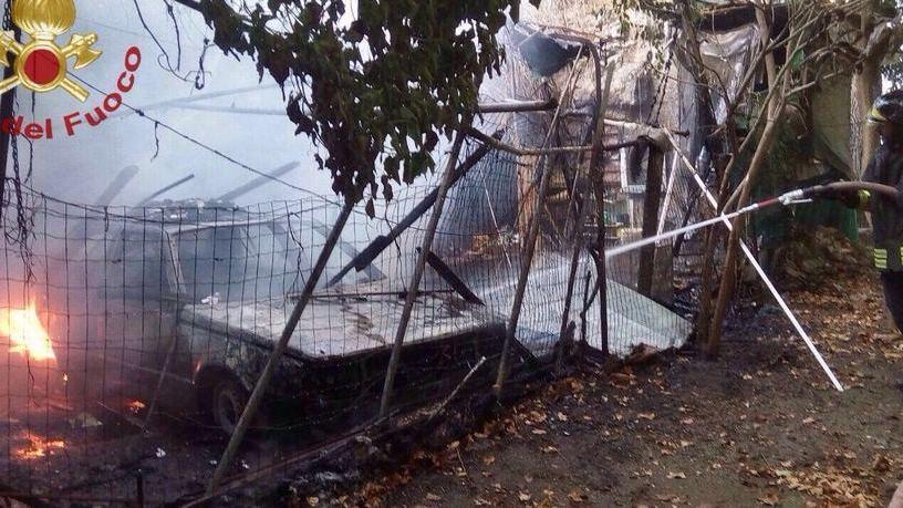 Baracca distrutta dalle fiamme nella zona di Porta a Mare