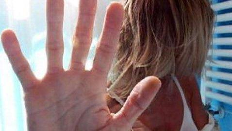 «Violentata alla stazione da tre nordafricani». Ma era una bufala