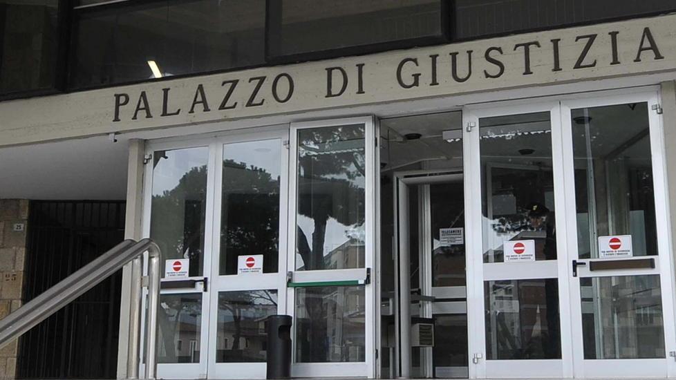 Lascia da sola la figlia di due anni chiusa nel negozio sbarrato