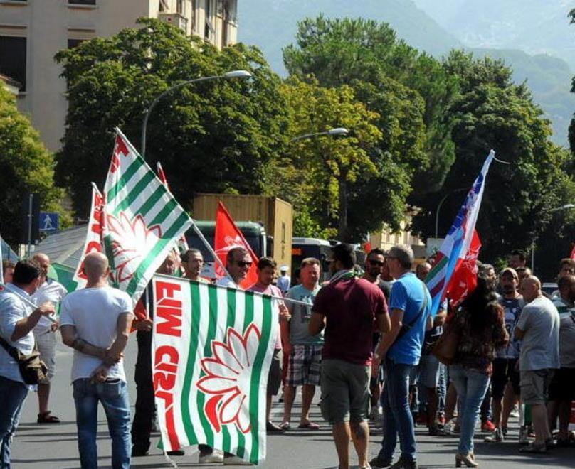 Sciopero e presidio i metalmeccanici bloccano il viale