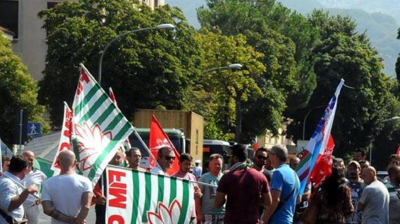 Sciopero e presidio i metalmeccanici bloccano il viale