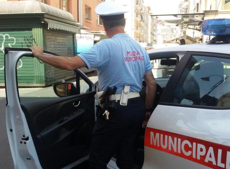 Bimba si perde al mercato: trovata dai vigili 