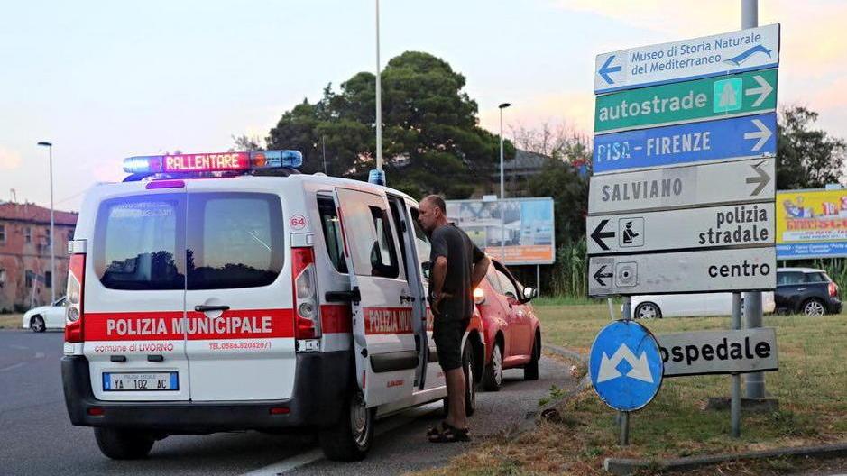 Ciclista investito e scontro tra furgoni