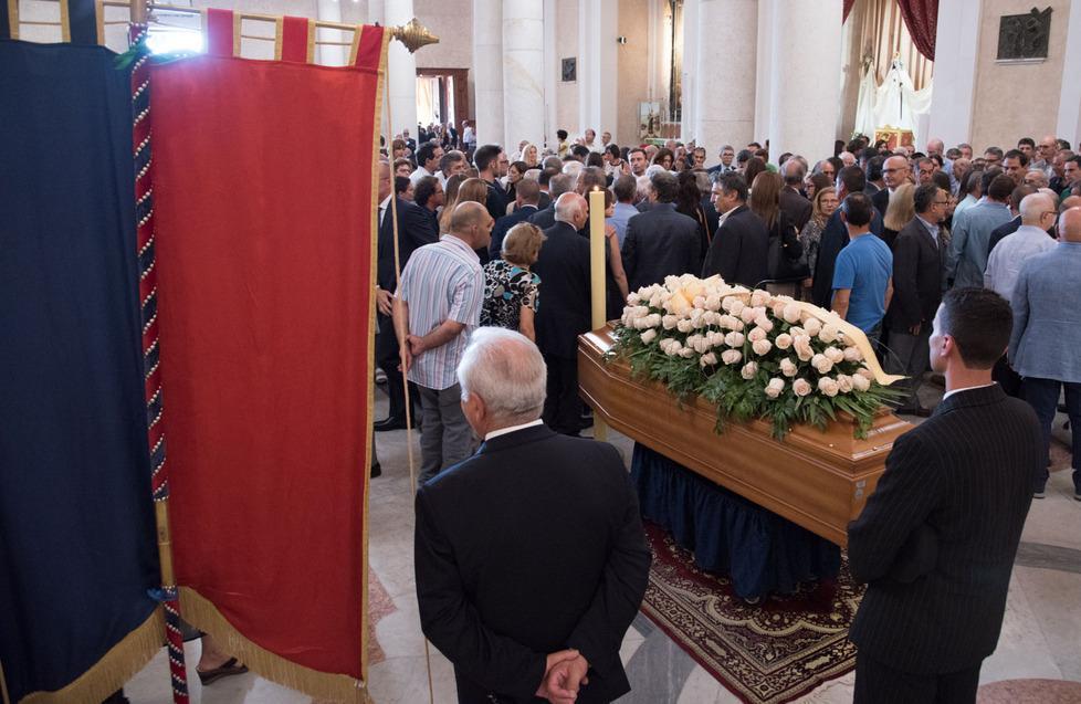 Folla a Bonaria per l’addio a Delogu