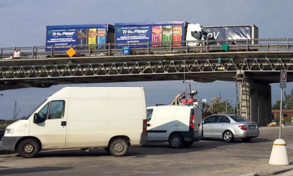 Romea in tilt per un camion fermo 