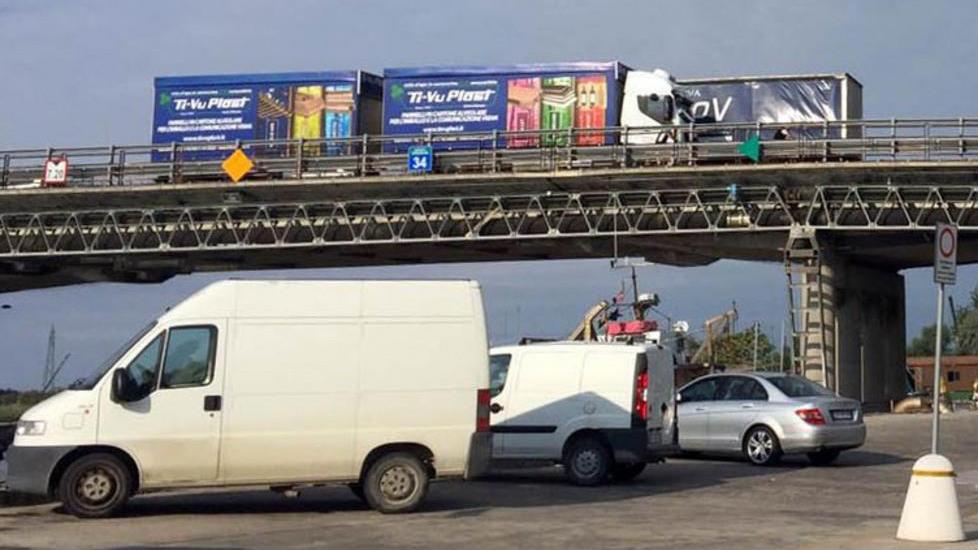 Romea in tilt per un camion fermo