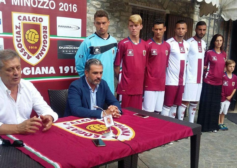 Nuovo look della Reggiana con lo stemma e il Tricolore 