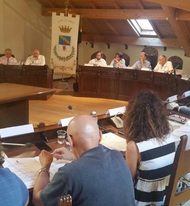 In consiglio tutti d’accordo: «Il sistema rifiuti va cambiato» 