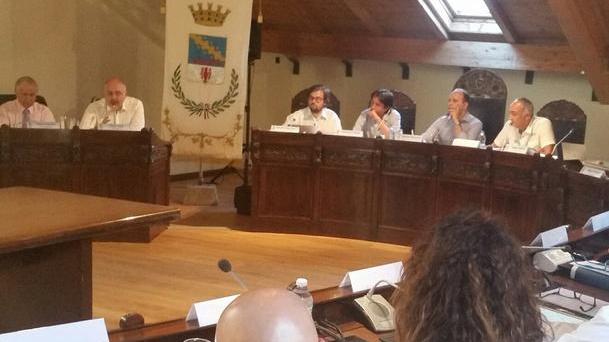 In consiglio tutti d’accordo: «Il sistema rifiuti va cambiato»