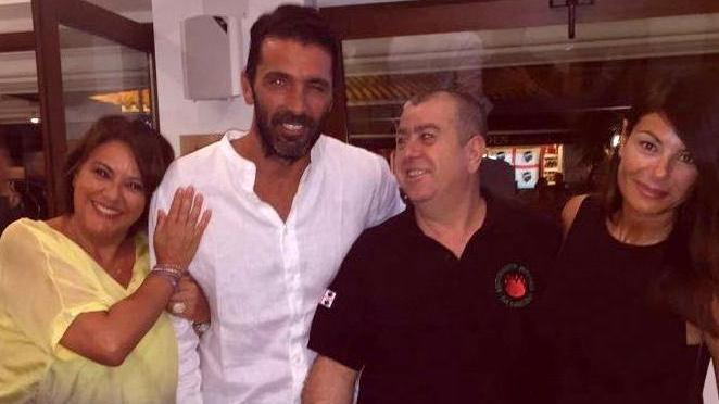 Gigi Buffon con Ilaria D’Amico e i titolari del ristorante Nardino a San Teodoro
