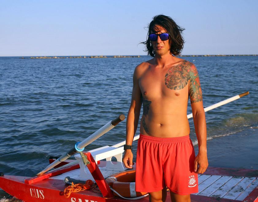 Due turisti bresciani rischiano di annegare: salvati dai bagnini 