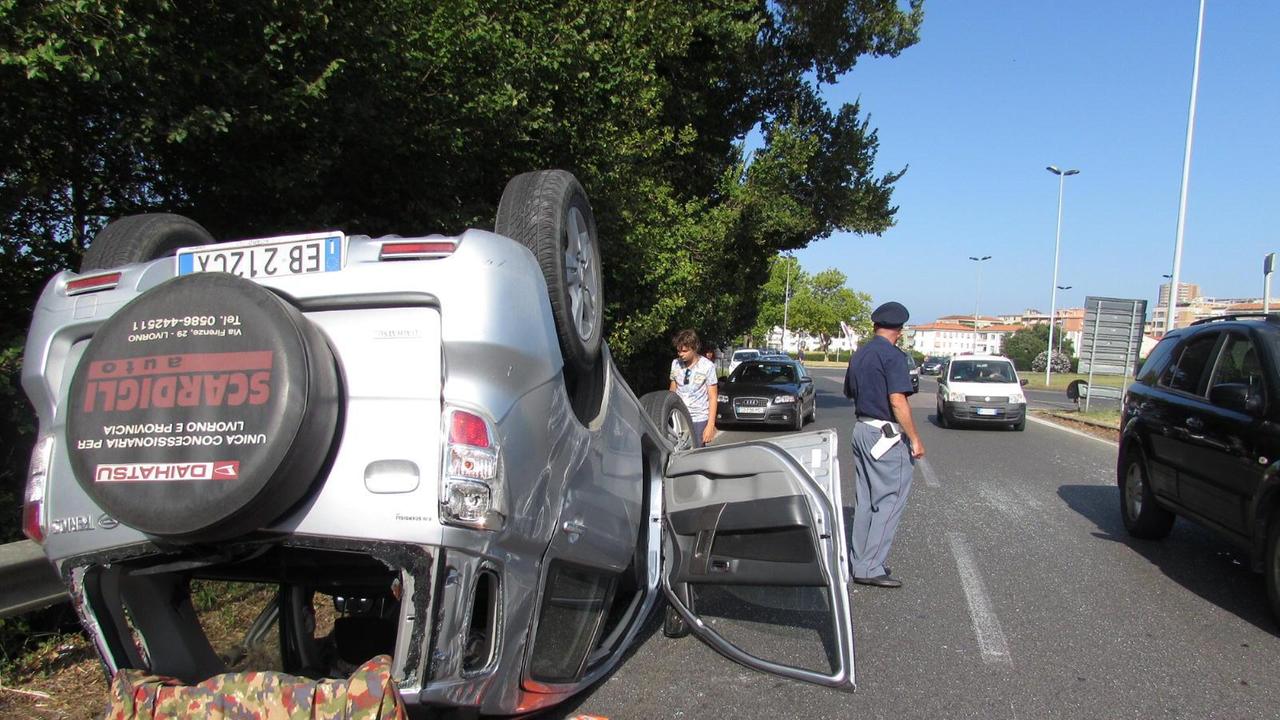 Si ribalta con il Suv dopo lo scontro