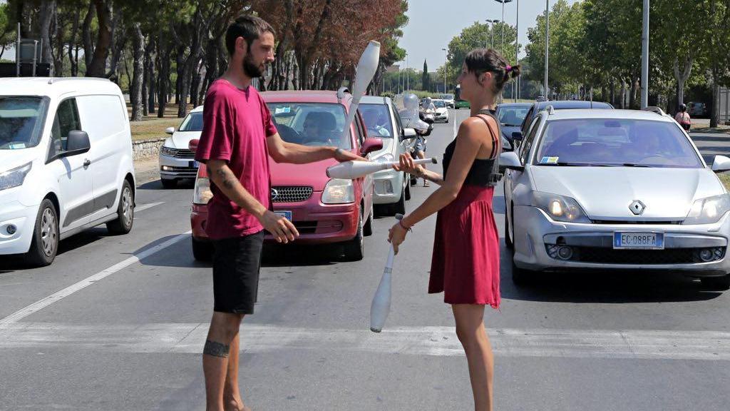 I giocolieri sfrattano i nomadi dagli incroci